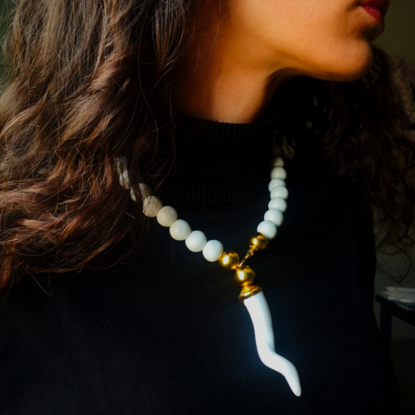 collana perle con portafortuna indossata